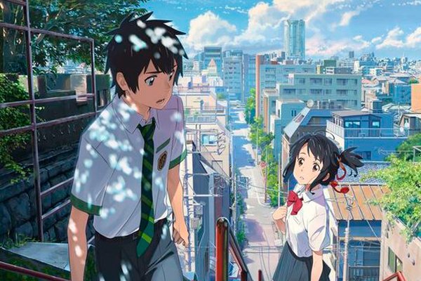 Taki y Mitsuha suben y bajan las escaleras, aproximándose el uno al otro en una escena clave de la película Your Name, que representa el destino y la conexión entre ambos personajes.
